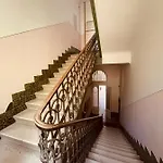 The Location 130 M2 Salon *