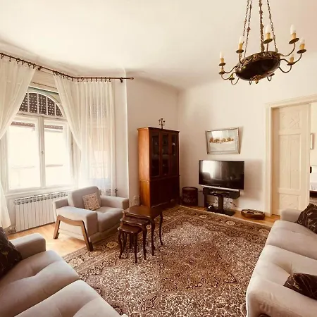 The Location 130 M2 Salon *