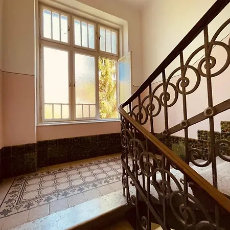 The Location 130 M2 Salon