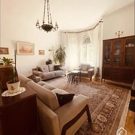 The Location 130 M2 Salon