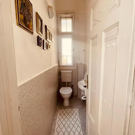 The Location 130 M2 Salon *