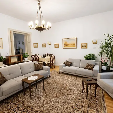 The Location 130 M2 Salon *