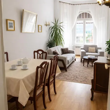 The Location 130 M2 Salon