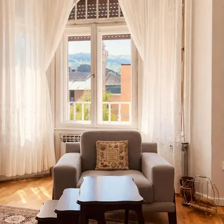 The Location 130 M2 Salon Apartmán *