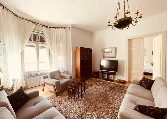 The Location 130 M2 Salon *