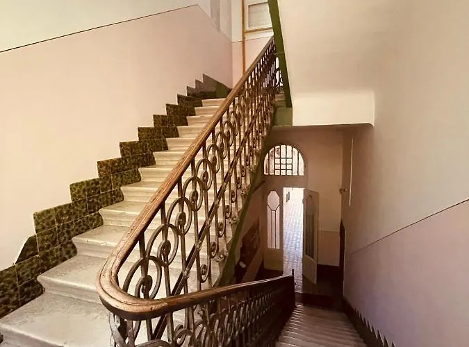 The Location 130 M2 Salon *