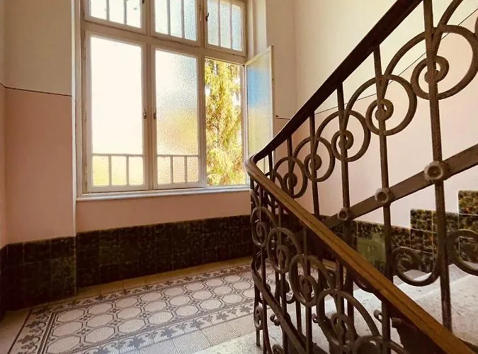 The Location 130 M2 Salon