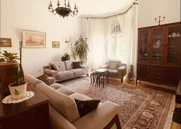 The Location 130 M2 Salon