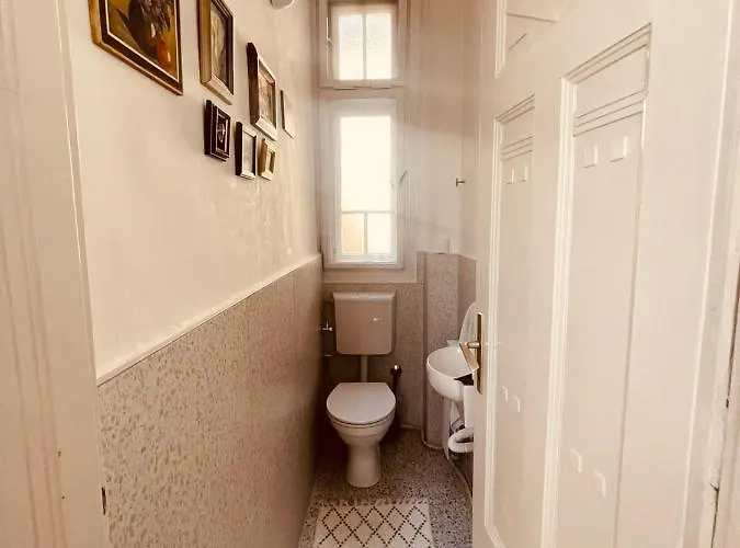 The Location 130 M2 Salon *