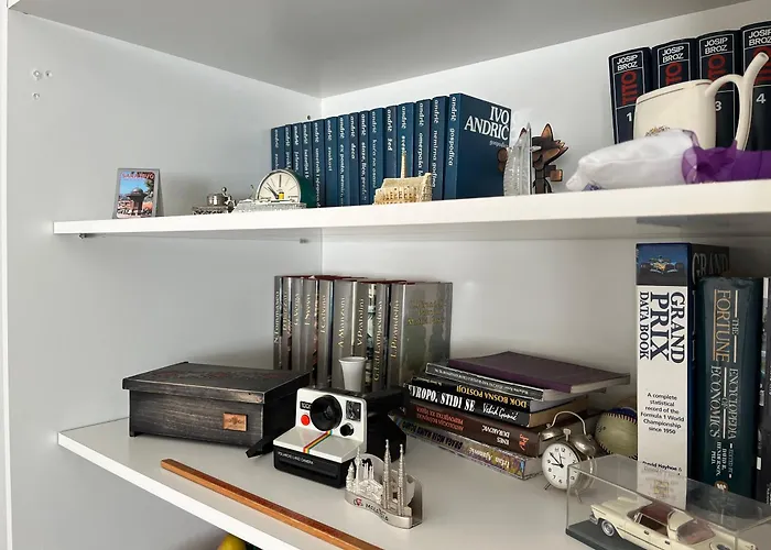 The Location 130 M2 Salon Daire *