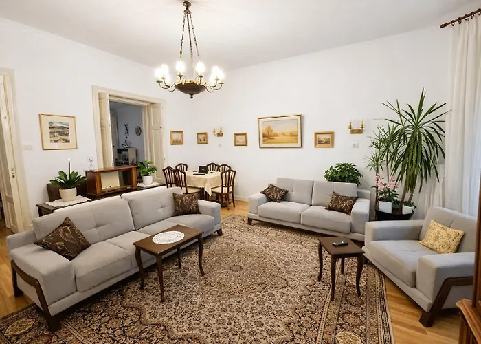 The Location 130 M2 Salon *